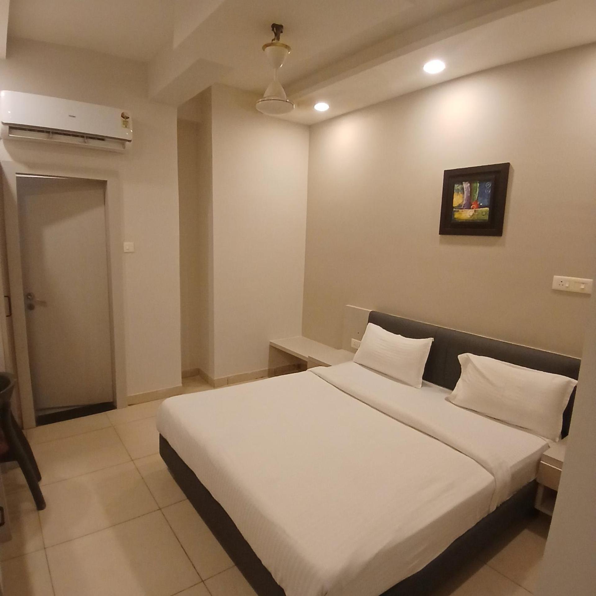 Hotel Square 36 Кота Екстериор снимка