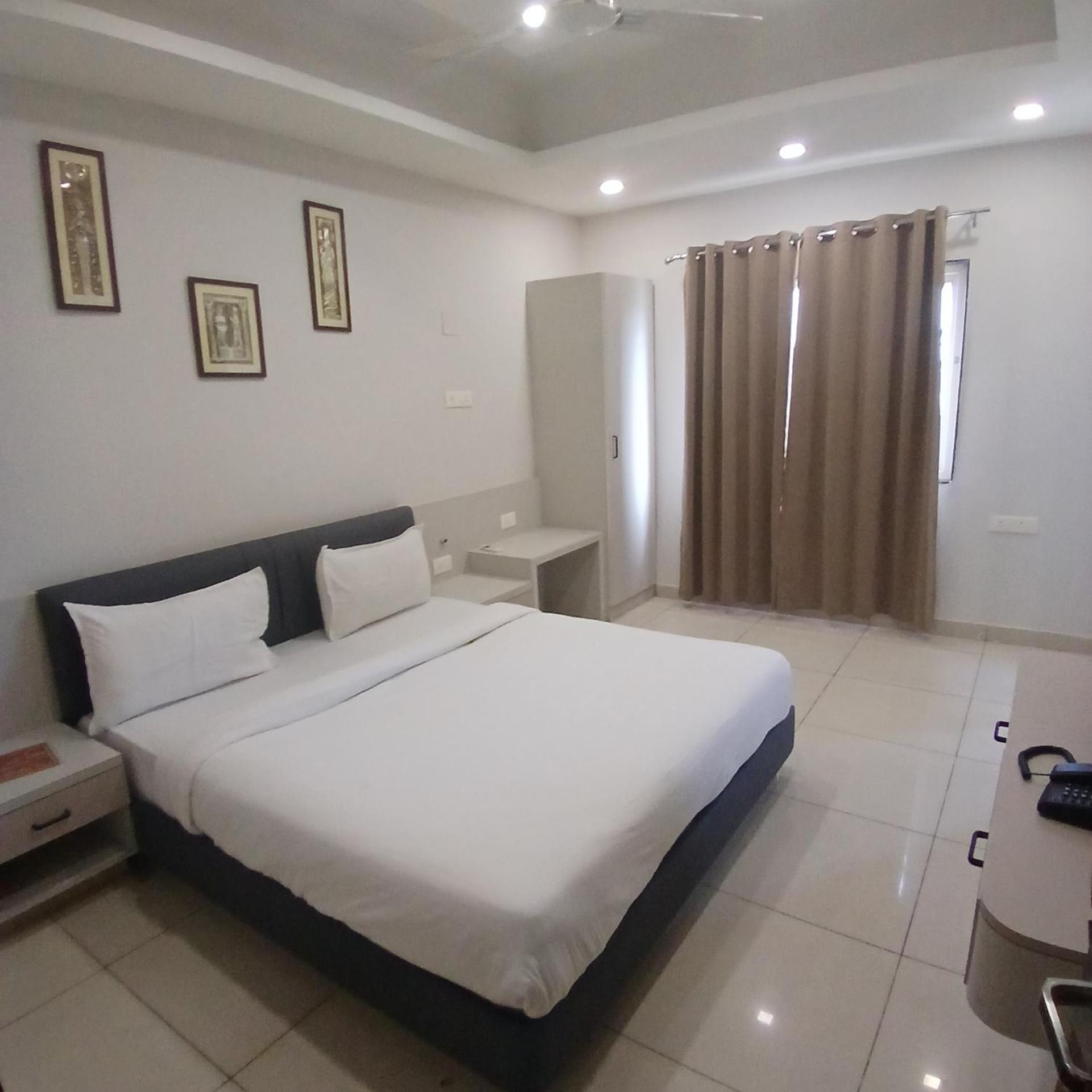 Hotel Square 36 Кота Екстериор снимка