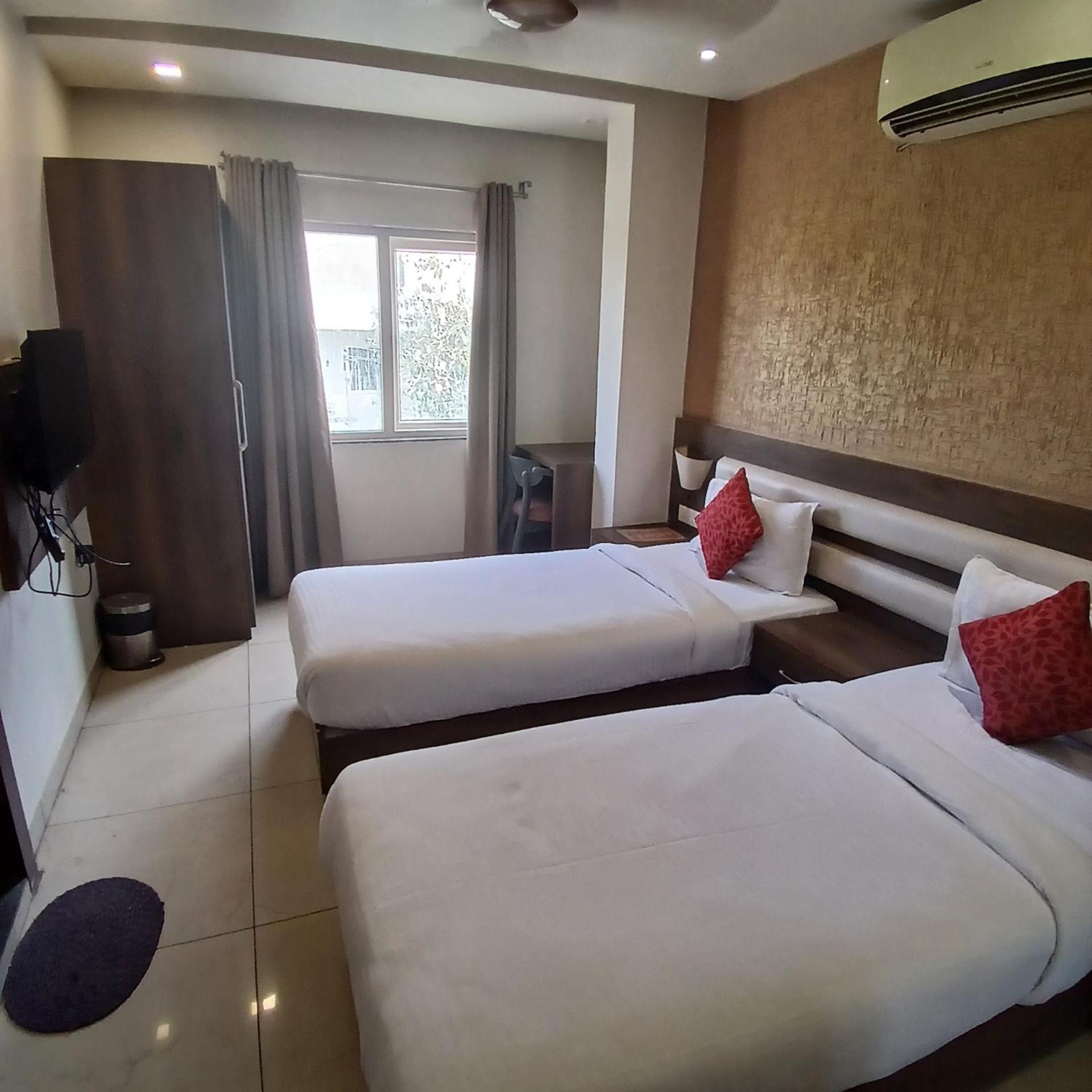 Hotel Square 36 Кота Екстериор снимка