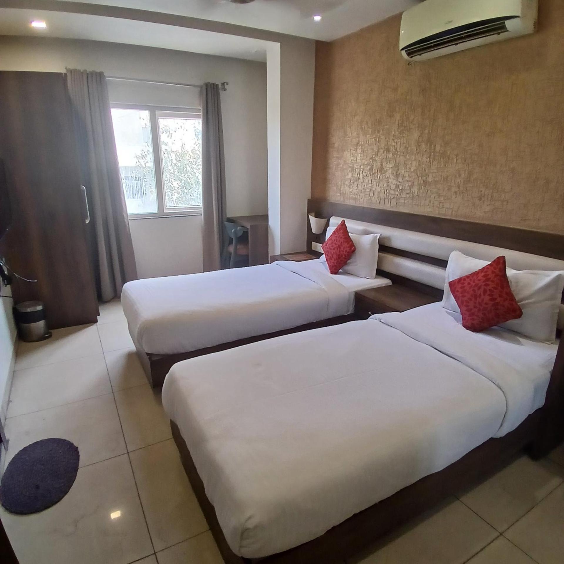 Hotel Square 36 Кота Екстериор снимка